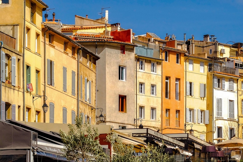 déménagement Art Moval sur la route entre Lyon et Aix-en-Provence devant une villa provençale
