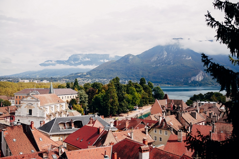 Déménagement de Lyon vers Annecy réalisé par Art Moval devant le lac d'Annecy